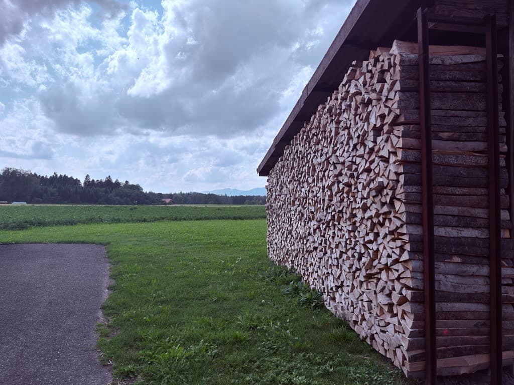 Gelagertes Brennholz bei Brennholz Lüthi