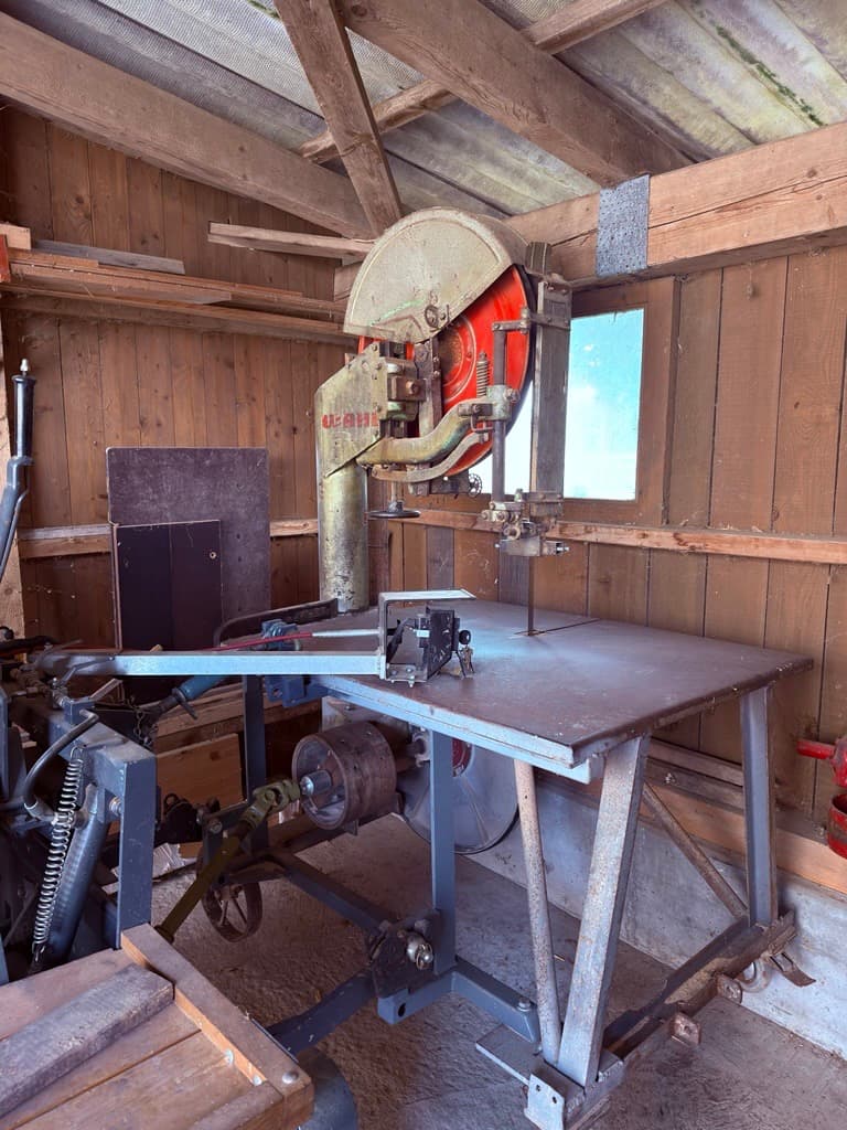 Säge und Arbeitsbereich zur Holzverarbeitung